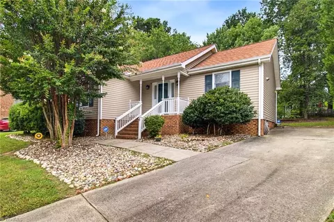 6 Castle Bridge Ct, Greensboro, NC 27407
