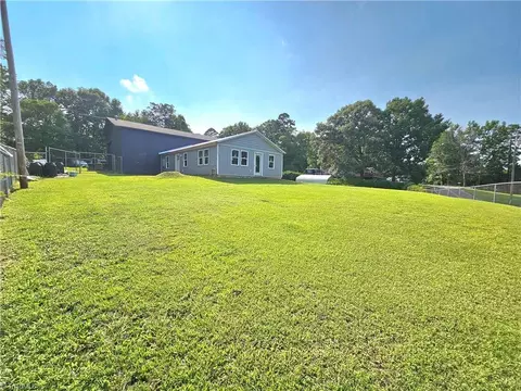 225 8th Ave, New London, NC 28127