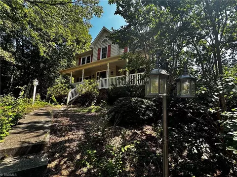 1720 Braemore Ct, Kernersville, NC 27284