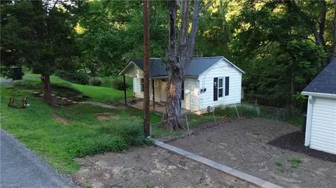 129 Old Linville Rd, Kernersville, NC 27284