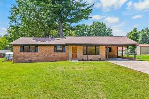 117 Hinshaw Ave, Yadkinville, NC 27055