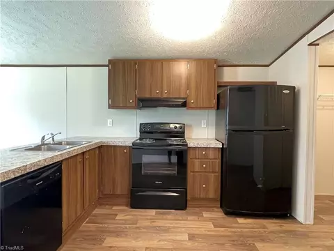 200 Beam Dr, Thomasville, NC 27360 photo 4