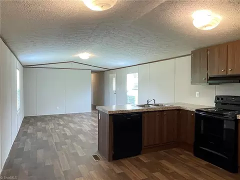 200 Beam Dr, Thomasville, NC 27360 photo 5