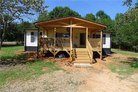2005 Monico Ln, Yadkinville, NC 27055