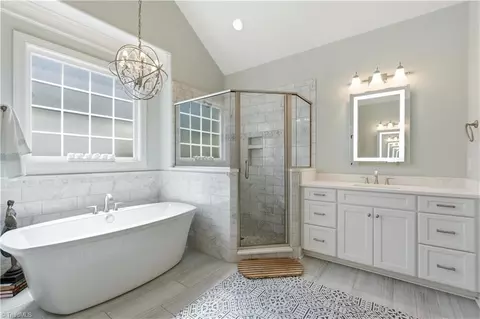 Bath - 4803 Hampton Oak Ct, Clemmons, NC 27012 photo 2 of 6