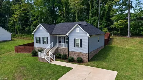 1566 Brookdale Dr, Asheboro, NC 27205