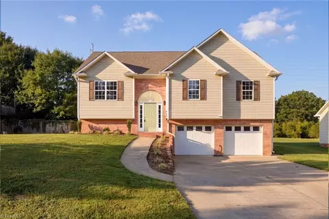 4152 Meredith Woods Ln, Winston Salem, NC 27107