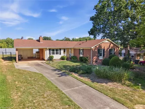 16 Saint Martin Pl, Greensboro, NC 27455