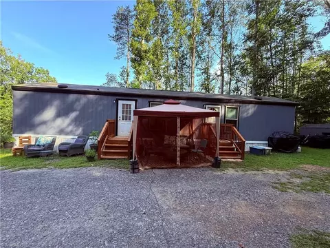 2828 Pine St E, Mount Airy, NC 27030 photo 2