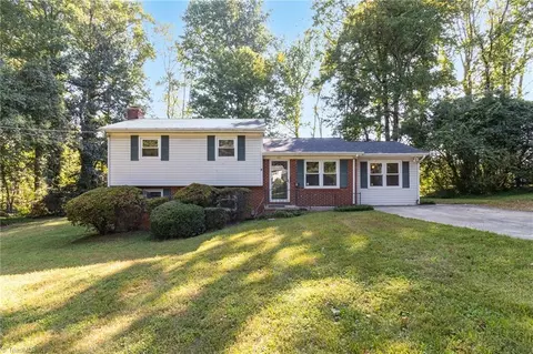 201 Wedgewood Dr, Jamestown, NC 27282
