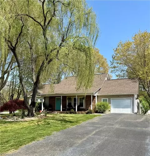2299 Winterberry Dr, Winston Salem, NC 27106