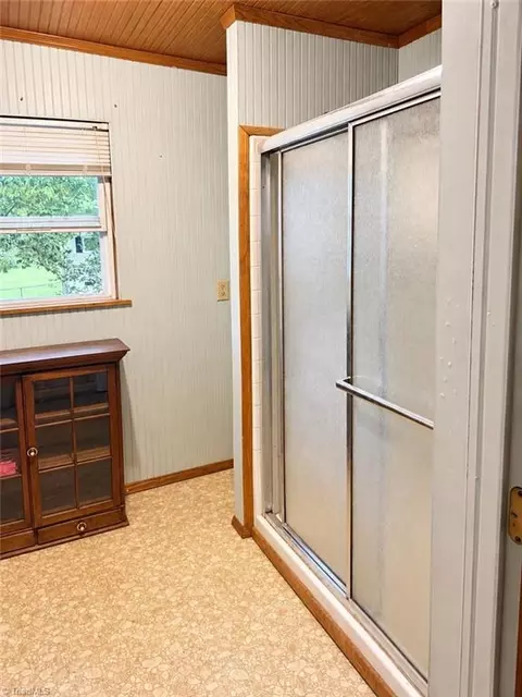 Bath - 6468 Hampton Rd, Clemmons, NC 27012 photo 1 of 2