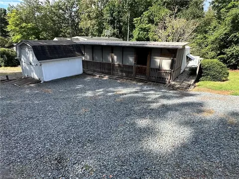 114 Pine St, New London, NC 28127