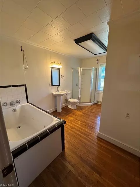 Bath - 200 King St W, King, NC 27021 photo 1 of 2
