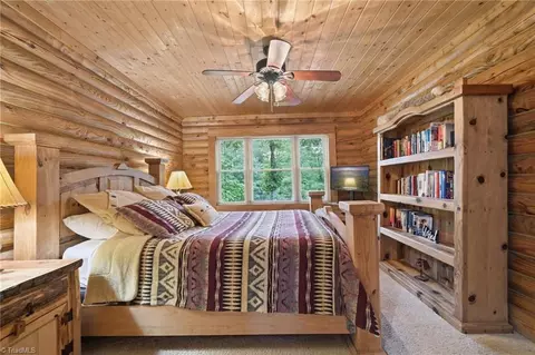 Bedroom - 2235 Buck Mountain Rd, Purlear, NC 28665 photo 4 of 10