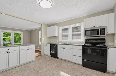 Kitchen - 843 Willow Pl, High Point, NC 27260 photo 4 of 6