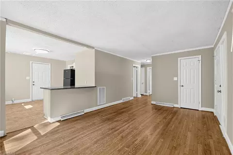 Living - 843 Willow Pl, High Point, NC 27260 photo 2 of 7