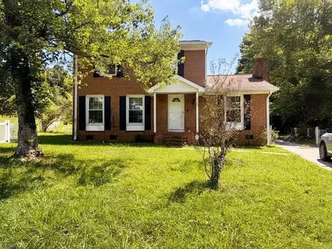 8 Woodcreek Ct, Greensboro, NC 27406