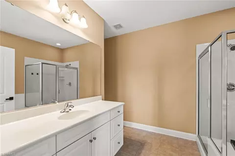 Bath - 4318 Rockledge Ln, Thomasville, NC 27360 photo 1 of 4
