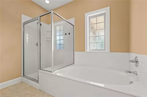 Bath - 4318 Rockledge Ln, Thomasville, NC 27360 photo 2 of 4