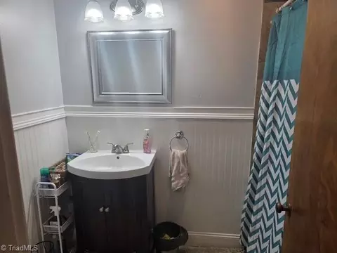 Bath - 2091 Junction Rd, Mocksville, NC 27028 photo 1 of 1