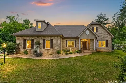 153 Woodridge Dr, Mount Airy, NC 27030