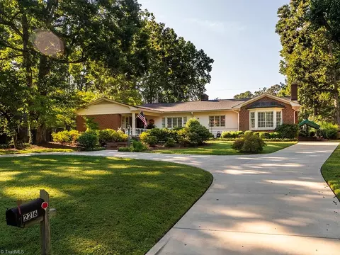 2216 Canterbury Dr, Burlington, NC 27215