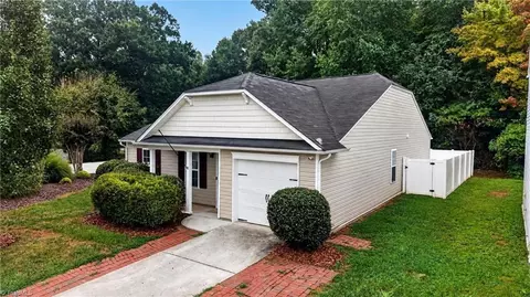 3034 Desmond Woods Dr, Greensboro, NC 27405