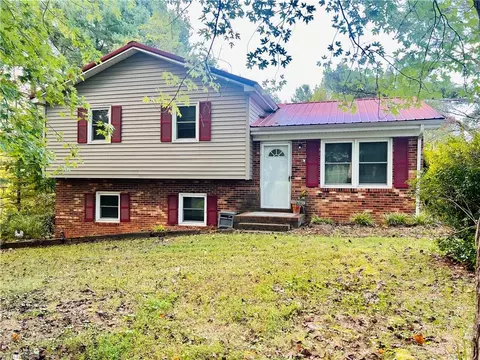 270 Woodcreek Dr, Mount Airy, NC 27030