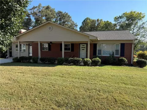 1516 Fairfield Dr W, Mount Airy, NC 27030