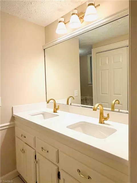 Bath - 321 Pineview Dr, Mount Airy, NC 27030 photo 3 of 3