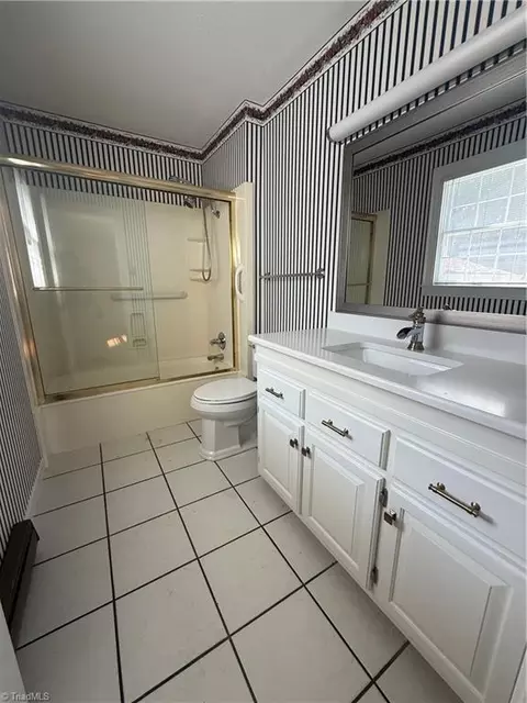 Bath - 321 Pineview Dr, Mount Airy, NC 27030 photo 2 of 3