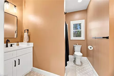 Bath - 495 Jacobs Dr, Salisbury, NC 28144 photo 5 of 7