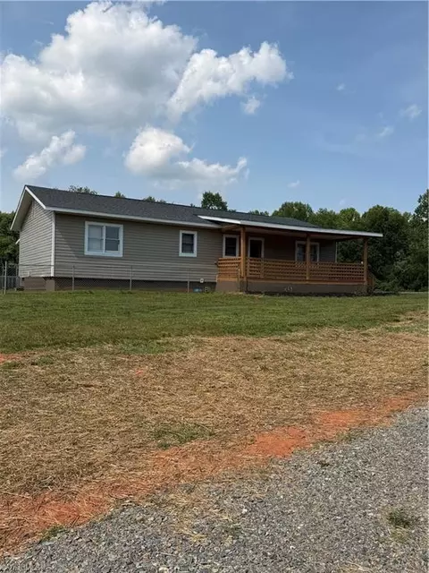 1037 Sues Farm Ln, Yadkinville, NC 27055