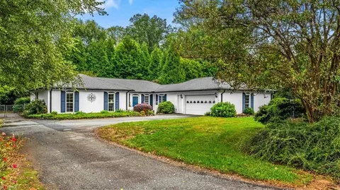 1055 Foothills Dr, Kernersville, NC 27284