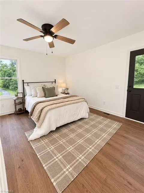 Bedroom - 526 Hoover Mountain Rd, Purlear, NC 28665 photo 2 of 5