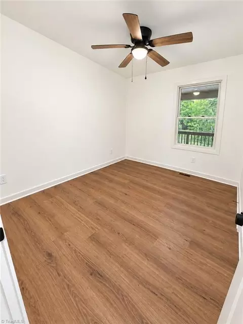 Bedroom - 526 Hoover Mountain Rd, Purlear, NC 28665 photo 3 of 5