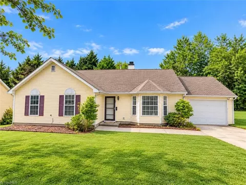 1704 Bellwick Dr, Greensboro, NC 27406
