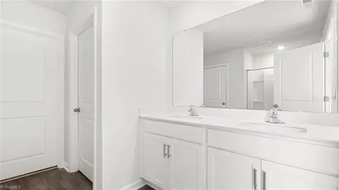 Entry Way - 618 Beechwood Cir, Thomasville, NC 27360 photo 4 of 13