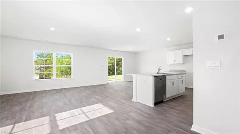 Living - 618 Beechwood Cir, Thomasville, NC 27360 photo 1 of 1