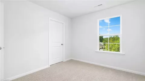 Bedroom - 618 Beechwood Cir, Thomasville, NC 27360 photo 6 of 14