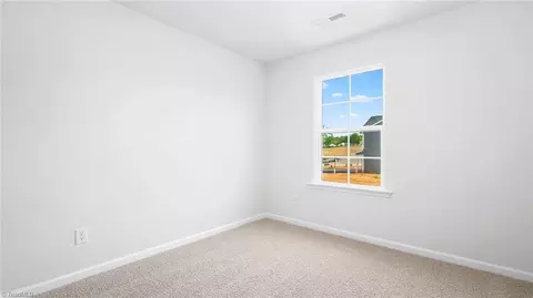 Bedroom - 618 Beechwood Cir, Thomasville, NC 27360 photo 4 of 14