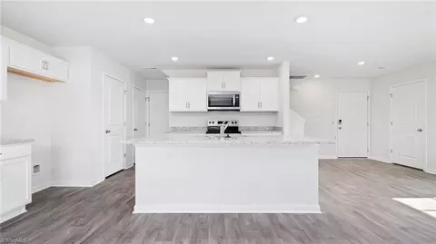 Entry Way - 618 Beechwood Cir, Thomasville, NC 27360 photo 2 of 13