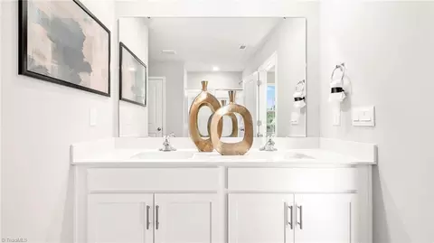 Entry Way - 618 Beechwood Cir, Thomasville, NC 27360 photo 11 of 13