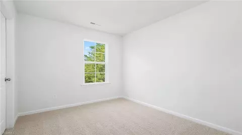 Bedroom - 618 Beechwood Cir, Thomasville, NC 27360 photo 5 of 14