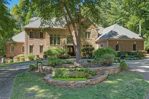 4 Elm Ridge Ct, Greensboro, NC 27408