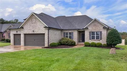 8202 Fortana Ct, Kernersville, NC 27284
