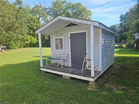 146 3rd St E, Denton, NC 27239 photo 4