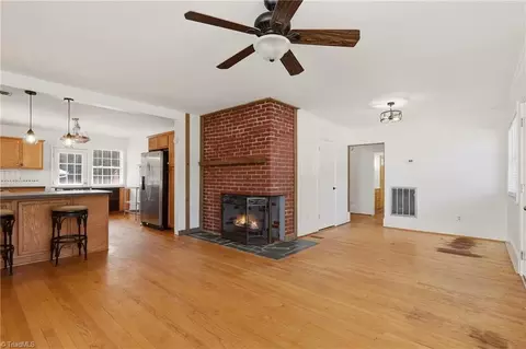 Living - 220 Parkway Ave E, High Point, NC 27262 photo 3 of 3