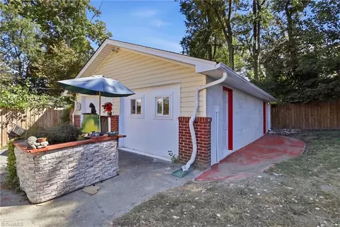 Exterior - 220 Parkway Ave E, High Point, NC 27262 photo 2 of 9